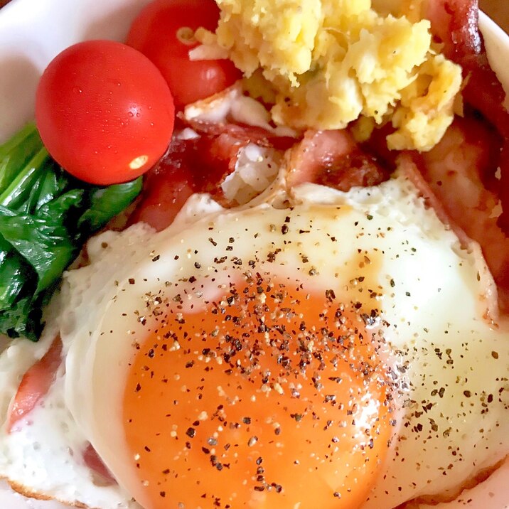 朝食に！カリカリ食感のベーコンエッグ◎